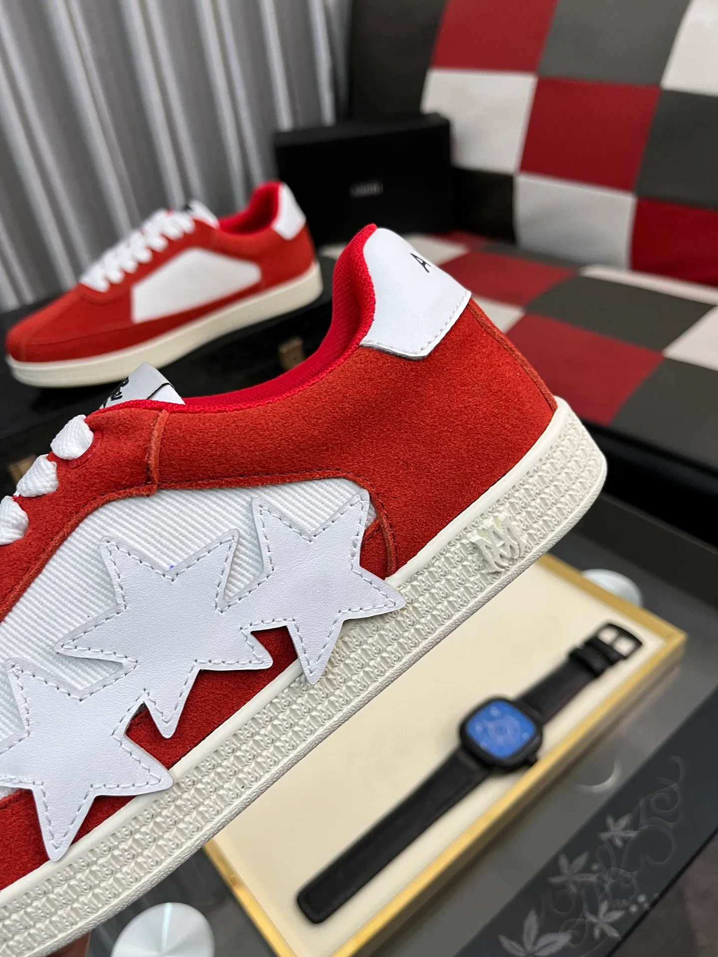 Men's shoes 💰420⌚️⌚️《AMIR*》New men's low-top casual sports sneakers bone shoes, another pair of irresistible bone shoes. Bone shoes are one of AMIRI's most popular items. They use first-layer cowhide uppers. The side bones are made of two cowhide laminations. They have a three-dimensional feel. The leather incisions are all oil-edged. Contrasting color design. Simple style. Fashionable sports. Customized metal LOGO nameplate to embellish shoelaces. Exclusive control of top version. Supports comparison. Breathable mesh lining Original rubber outsole A must-have item for daily leisure Suitable for various occasions Check it out if you are looking for high quality Super cool uppers Size: 38-445️⃣ Colors available